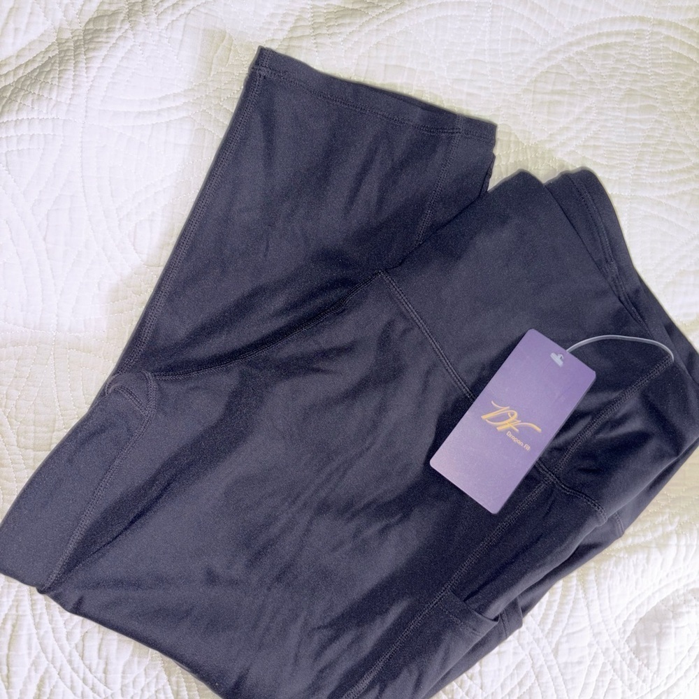Women's Black Cropped Leggings Size XXL NWT - Picture 7 of 8
